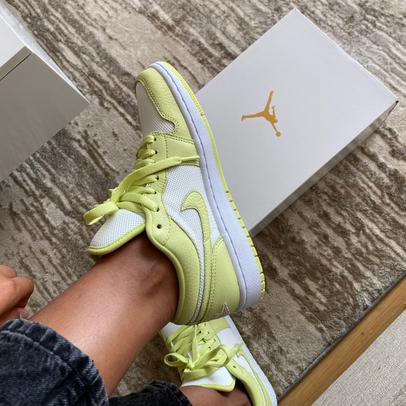 NEW Jordan 1 Low limelight (W) in BOX - Picture 2 of 6